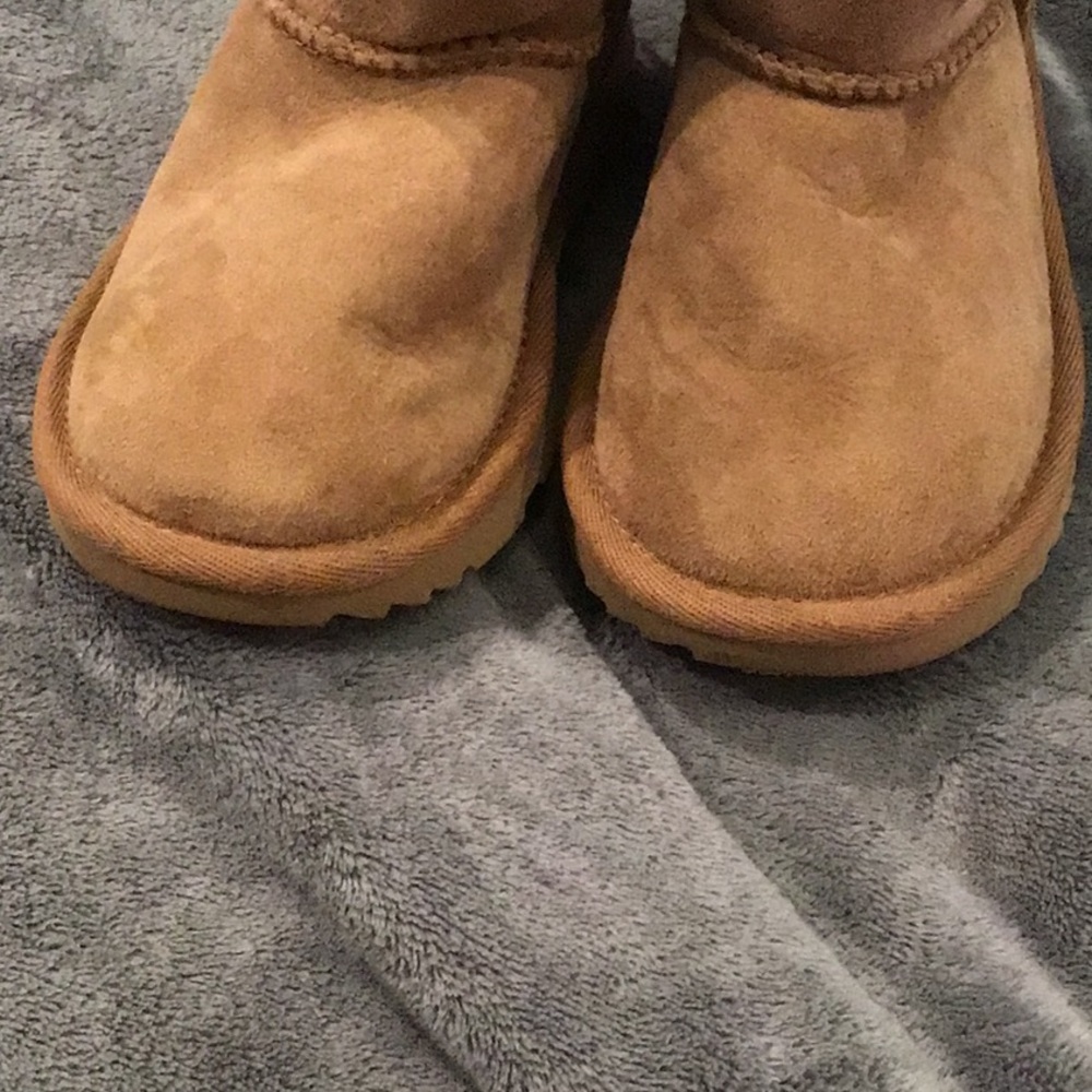 UGG Kids Chestnut Sheepskin Boot with Back Ribbon Detail - Picture 4 of 7